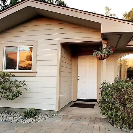 Adorable Fremont Cottage